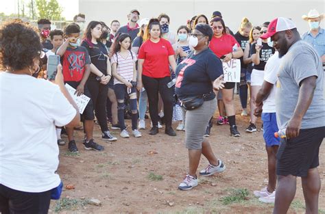 Large crowd gathers for protest | Clinton Daily News