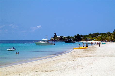 File:West Bay Beach -Roatan -Honduras-23May2009-g.jpg - Wikimedia Commons