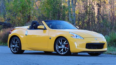 2017 Nissan 370Z Roadster Review: Old dog, same tricks