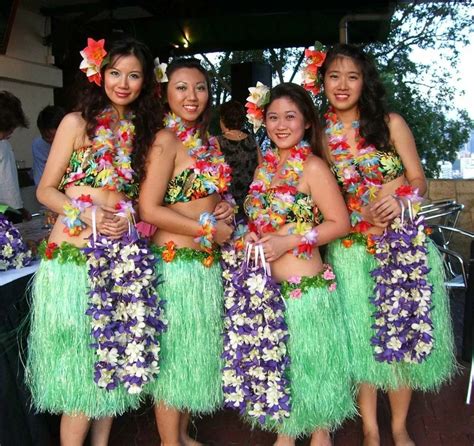 Hawaiian skirt with a flower garland Beach party beach costumes Evening ...