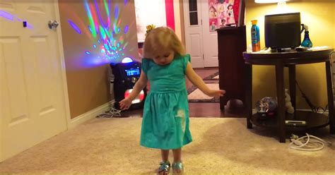 Adorable Little Girl Plans Fashion Show For Mom And The Internet Can't ...