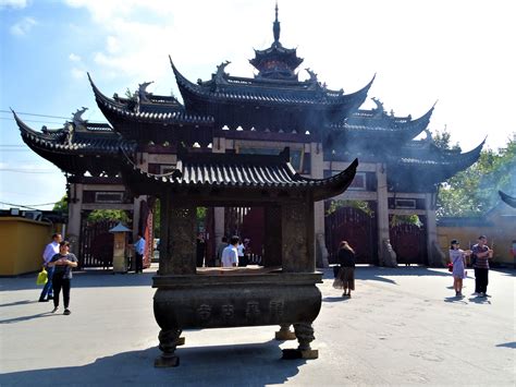 5 Things that make Longhua Temple in Shanghai unique – Janaline's world journey