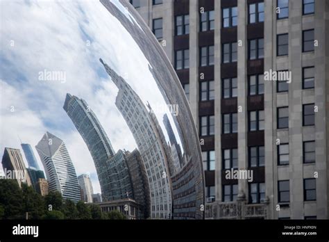 Chicago reflection on the gate cloud Stock Photo - Alamy