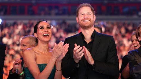 Body Language Expert Tells Us Harry & Meghan's Xmas Card Is 'Deliberate ...