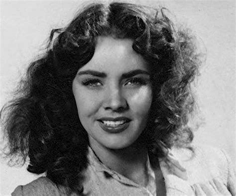 Jennifer Jones Biography - Childhood, Life Achievements & Timeline