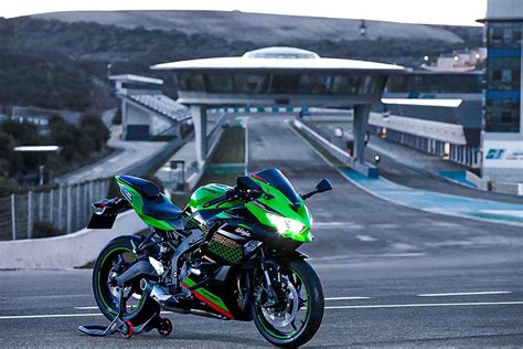 La Kawasaki ZX-25R ya tiene precio y potencia, pero ¿la veremos aquí? | Moto1Pro