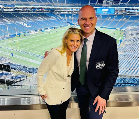 Who is Matt Hasselbeck's wife Sarah Egnaczyk?