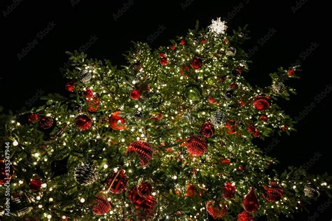 Sapin de noël décoré et lumineux foto de Stock | Adobe Stock