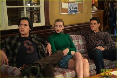 The Gang Is All Together In Tonight's 'Riverdale' Season 4 Finale ...