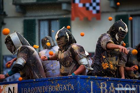 Annual historical carnival "Battle of the Oranges" held in Ivrea, Italy - Xinhua | English.news.cn