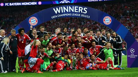 The Bayern Muenchen Team Poses With The Trophy After - Fc Bayern Munich ...