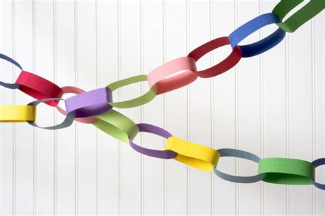 Paper Chain Made in Four Simple Steps - DIY Candy