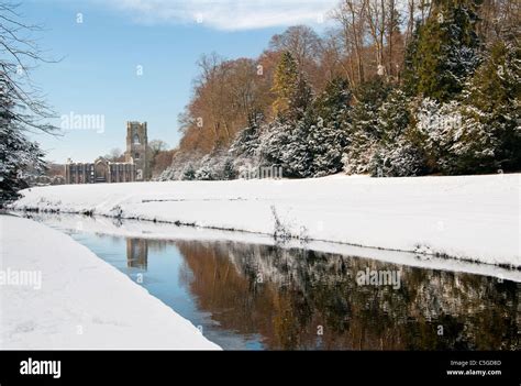 Fountains abbey winter hi-res stock photography and images - Alamy