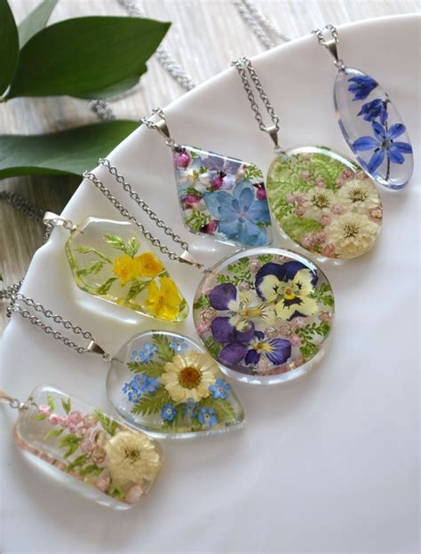 Handmade pendants with real flowers in resin – epoxy resin DIY (With images) | Resin jewelry diy ...