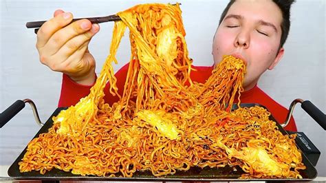 THE BEST CHEESY SPICY FIRE NOODLES I'VE EVER MADE • Mukbang & Recipe ィ ...