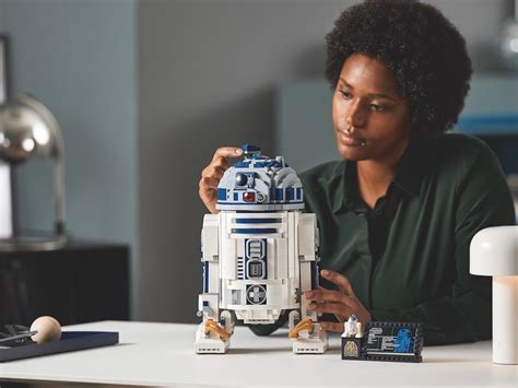 This LEGO Star Wars R2-D2 boasts realistic features