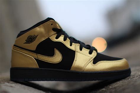 Air Jordan 1 Mid Girls "Metallic Gold" - SneakerNews.com