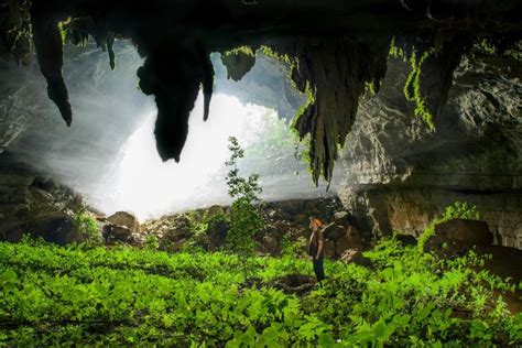 Laos, lo spettacolo delle grotte illuminate dai led - Repubblica.it