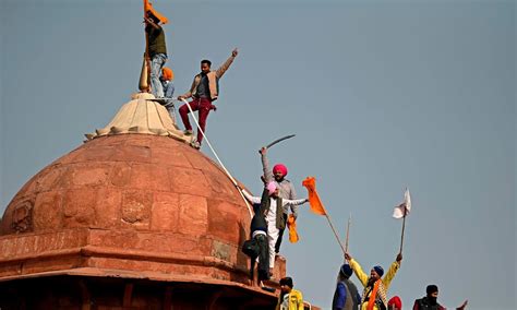 In pictures: Indian farmers enter Delhi's Red Fort as protests break ...