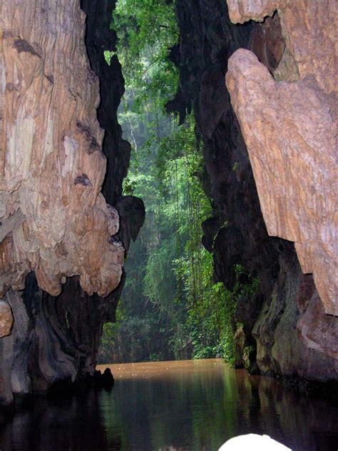 Viñales is a beautiful and lush valley in Pinar del Río province of Cuba. Cuevas del Indio The ...