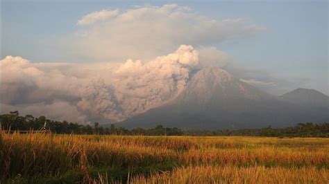 Gunung Semeru Erupsi, Semburkan Awan Panas Guguran Ke Arah Besuk Kobokan