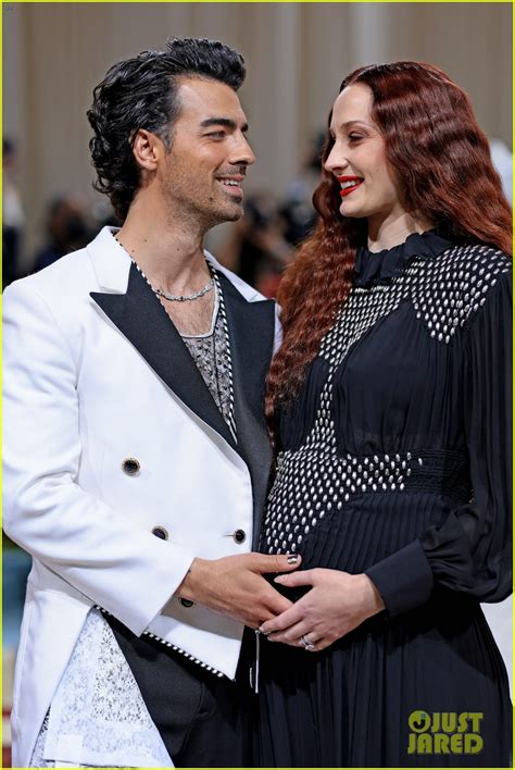 Joe Jonas & Sophie Turner Cradle Baby Bump No 2 at Met Gala 2022 (PHOTOS) | Photo 1346039 ...