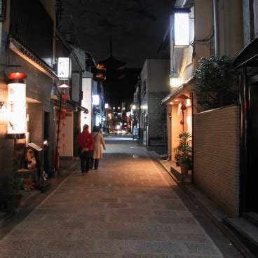 Ninenzaka and Sannenzaka - Traditional Pedestrian Shopping Streets in ...