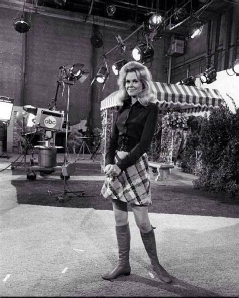 Elizabeth Montgomery behind the scenes on Bewitched. | Elizabeth montgomery, Bewitched elizabeth ...