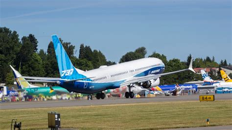 Boeing presenta el nuevo avión de pasajeros 737 MAX10