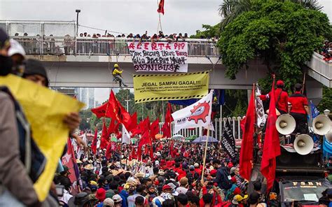 Demo Menolak Omnibus Law Digelar Serentak di Sejumlah Daerah di Indonesia - Bisnis.com