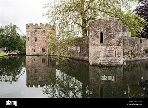 WELLS, UK - The moat surrounding the Bishop's Palace in Wells, Somerset, England Stock Photo - Alamy