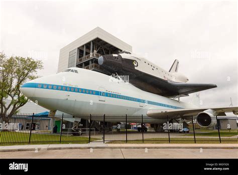 The Space Shuttle "Independence" mounted on a Boeing 747;Johnson Space ...