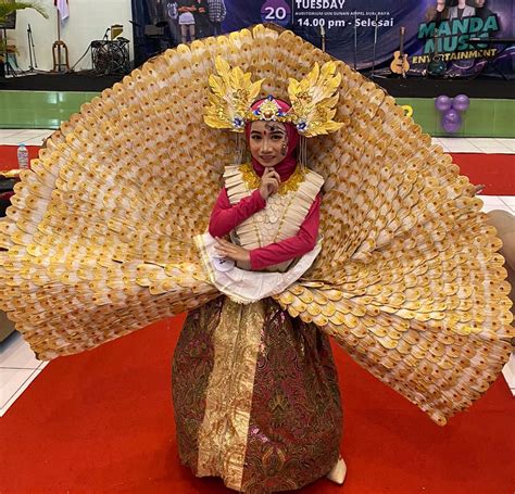 Kostum Daur Ulang Burung Merak SDMM Tampil Memikat di Festival Nasional - Selalu Mencerahkan dan ...