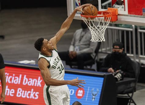 Download Giannis Antetokounmpo Dunk Shot Wallpaper | Wallpapers.com