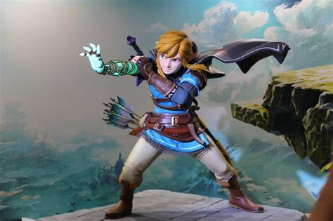 The statue of TOTK Link's arm glows on/off! : r/tearsofthekingdom