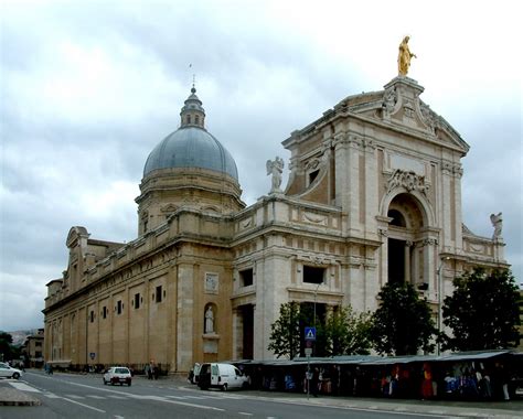 File:Bazylika Santa Maria degli Angeli Asyż.jpg - Wikimedia Commons