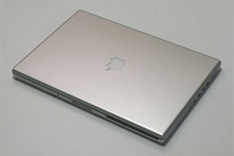 File:2010-01-21 Late 2006 17 inch MacBook Pro closed.jpg - Wikimedia Commons