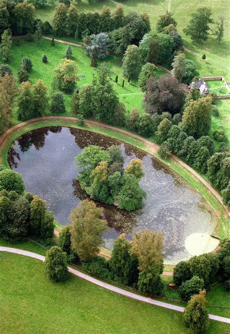 Poignant photos show Princess Diana's grave on the 22nd anniversary of her death