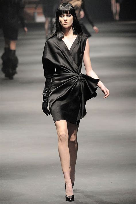 Lanvin Fall 2010 Ready-to-Wear Fashion Show | Black fashion, Fashion ...