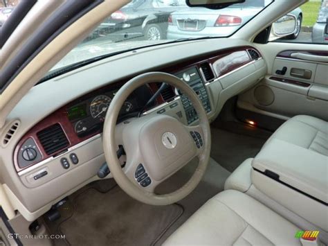 Light Parchment Interior 2004 Lincoln Town Car Signature Photo #40985357 | GTCarLot.com