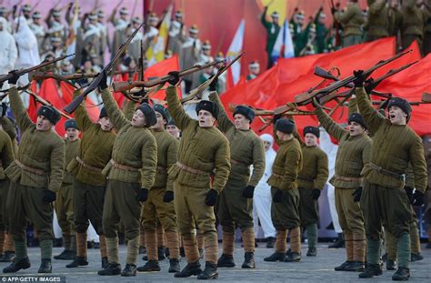 Russian soldiers don historic uniforms and march through the Red Square ...