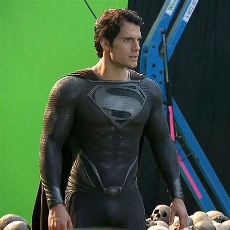 Best look at the black suit in Man of Steel. From @SergioEES on Twitter ...