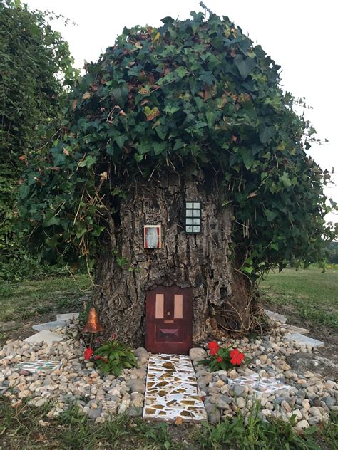 Tree stump house where the elves live🌳 | Idee giardino, Idee per il ...