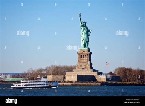 Statue of Liberty and Ferry Stock Photo - Alamy