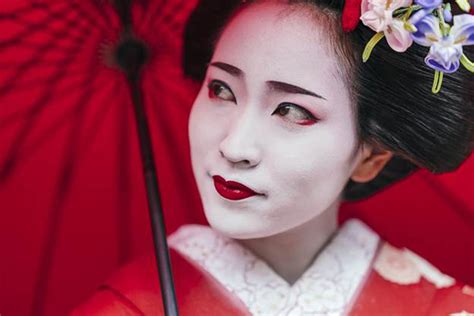 Traditional Geisha Makeup History | Saubhaya Makeup