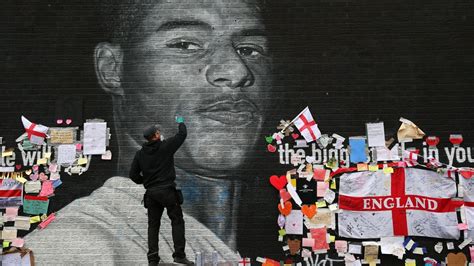 Euro 2020: Marcus Rashford mural restored following vandalism - ESPN