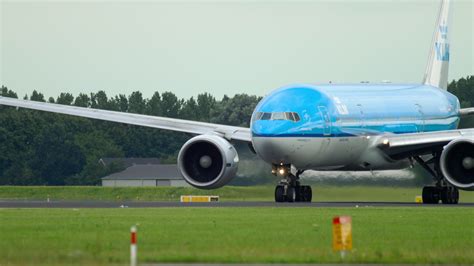 KLM Boeing 777 departure 7041116 Stock Video at Vecteezy