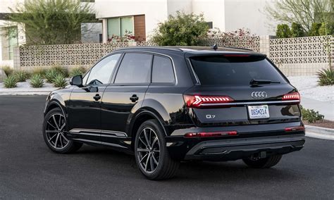 Black Audi Q7 2022