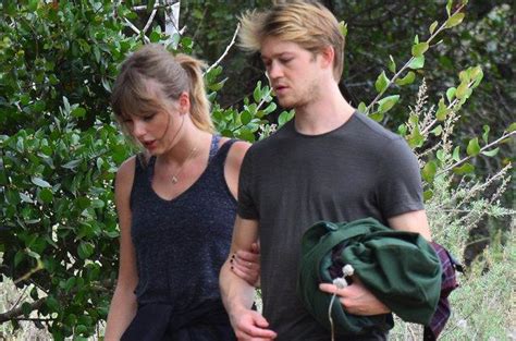 Taylor Swift wears striped bikini on vacation with boyfriend Joe Alwyn in Turks and Caicos ...