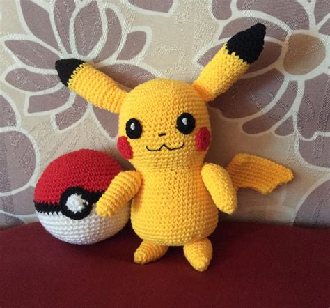 The Moody Homemaker: Crochet / Amigurumi Pikachu & Pokéball